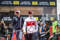 Эстебан Окон, Sahara Force India F1, и Шарль Леклер, Alfa Romeo Sauber