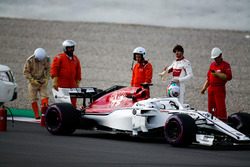 Antonio Giovinazzi, Sauber C37, si ferma in pista