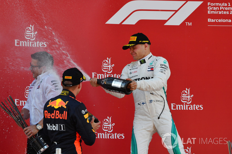 Max Verstappen, Red Bull Racing e Valtteri Bottas, Mercedes-AMG F1 festeggiano sul podio con lo champagne