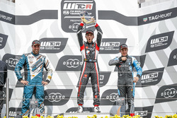 Podio: el ganador de la carrera Esteban Guerrieri, ALL-INKL.COM Münnich Motorsport Honda Civic Type R TCR, el segundo clasificado Pepe Oriola, Team Oscaro by Campos Racing Cupra TCR, y el tercer clasificado Frédéric Vervisch, Audi Sport Team Comtoyou Audi RS 3 LMS