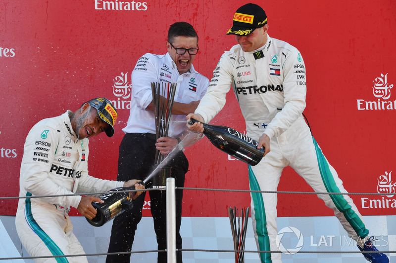 Hamilton tarolt a Mercedesszel Barcelonában - F1 2018