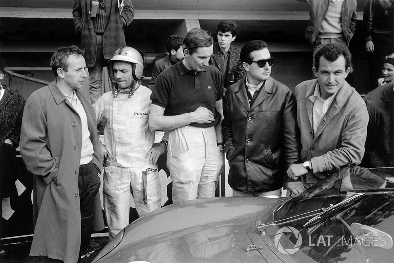 Os pilotos da Ferrari nos boxes: John Surtees, Willy Mairesse, Michael Parkes, Lorenzo Bandini e Ludovico Scarfiotti
