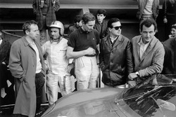 Ferrari pilotları pitlerde: John Surtees, Willy Mairesse, Michael Parkes, Lorenzo Bandini ve Ludovic