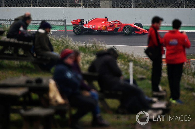 Fans miran a Sebastian Vettel, Ferrari SF71H
