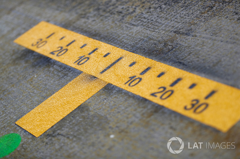 Pit lane marker detail in the pit road