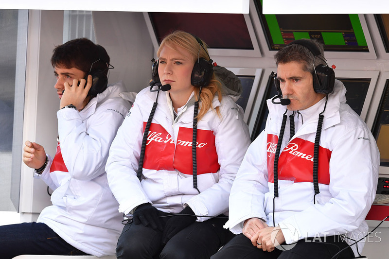A engenheira Ruth Buscombe tem ganhado destaque nos bastidores da F1. Com passagens anteriores por Ferrari e Haas, ela atualmente é estrategista da Sauber.