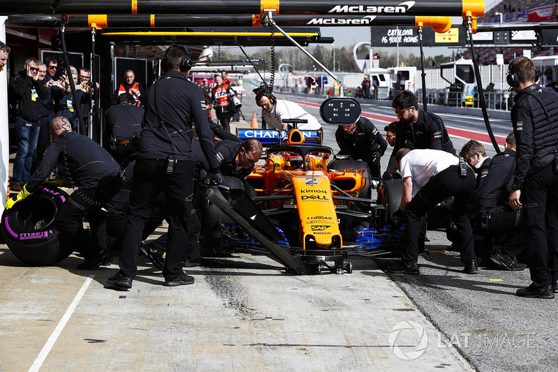 Stoffel Vandoorne, McLaren MCL33, pit stop
