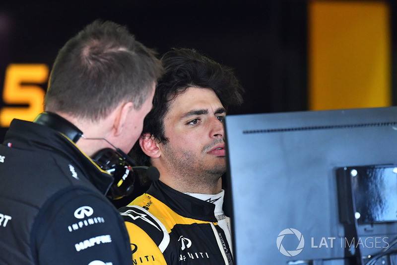 Carlos Sainz Jr., Renault Sport F1 Team and Alan Permane, Renault Sport F1 Team Race Engineer