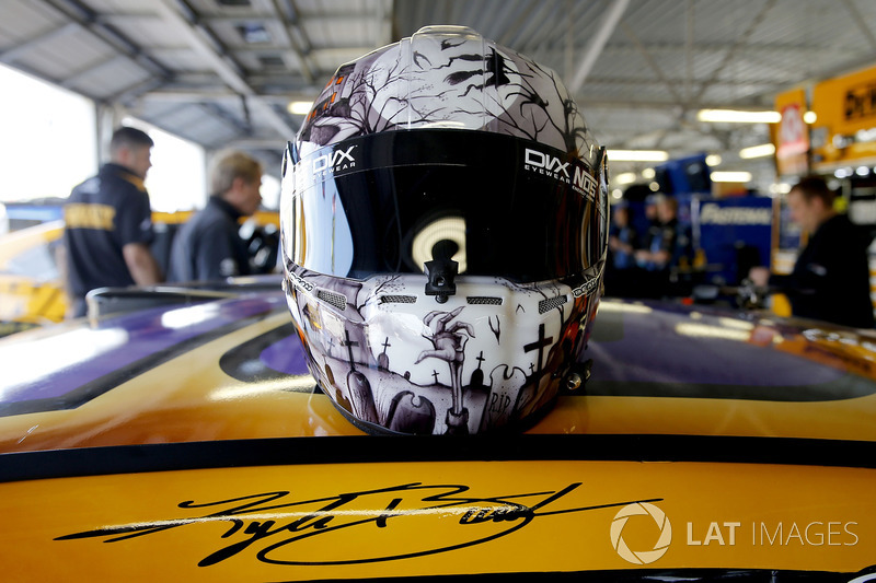 Helm von Kyle Busch, Joe Gibbs Racing