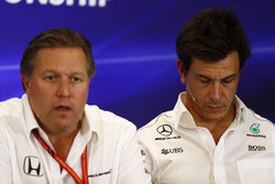 Zak Brown, Direttore Esecutivo, McLaren Technology Group, Toto Wolff, Direttore Esecutivo Mercedes AMG F1, nella conferenza stampa dei Team Principal