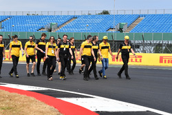 Carlos Sainz Jr., Renault Sport F1 Team parcourt la piste à pied