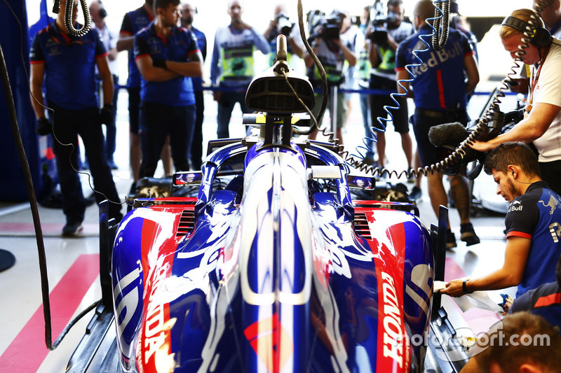 Des ingénieurs travaillent sur la voiture de Pierre Gasly, Toro Rosso STR13