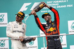 Lewis Hamilton, Mercedes AMG F1 et Daniel Ricciardo, Red Bull Racing sur le podium