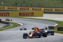 Макс Ферстаппен, Red Bull Racing RB13, и Льюис Хэмилтон, Mercedes AMG F1 W08