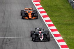Кевин Магнуссен, Haas F1 Team VF-17, и Фернандо Алонсо, McLaren MCL32