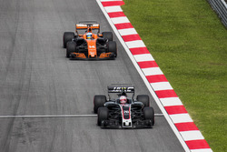 Кевин Магнуссен, Haas F1 Team VF-17, и Фернандо Алонсо, McLaren MCL32