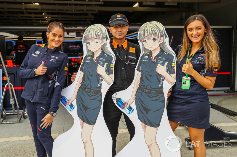 Болельщик и девушки Red Bull Racing