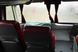 Interno di uno dei pullman per il trasferimento sulle Ande dei giornalisti e dell'organizzazione del