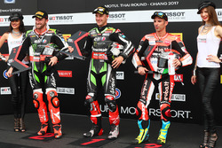Le poleman Jonathan Rea, Kawasaki Racing, le deuxième, Tom Sykes, Kawasaki, le troisième, Marco Melandri, Ducati Team