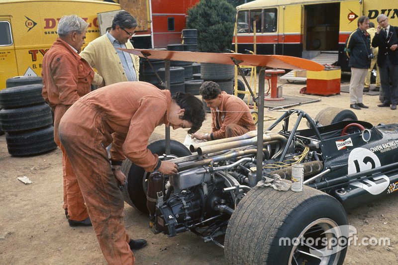 BRM-Mechaniker arbeiten am Auto an Jackie Oliver's P133 im Fahrerlager mit Tony Rudd