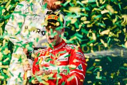 Des confetti tombent pendant que Sebastian Vettel, Ferrari, vainqueur, fête sa victoire