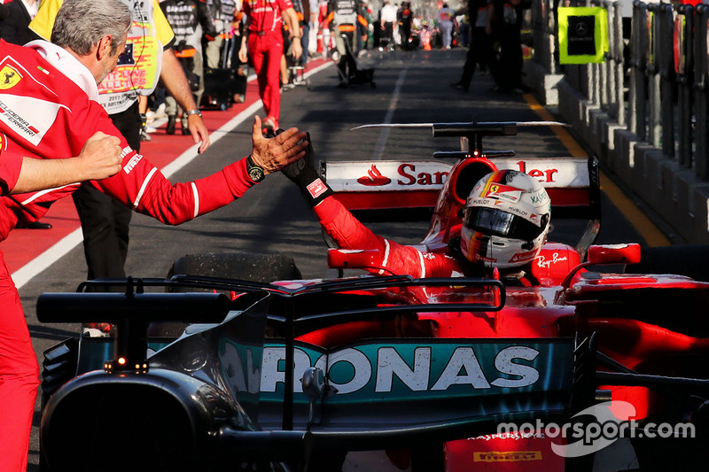 Ganador, Sebastian Vettel, Ferrari SF70H celebra con Maurizio Arrivabene, Ferrari Team en el parc fe