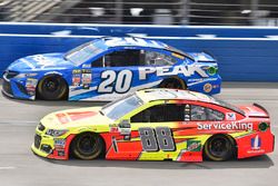 Dale Earnhardt Jr., Hendrick Motorsports Chevrolet and Matt Kenseth, Joe Gibbs Racing Toyota