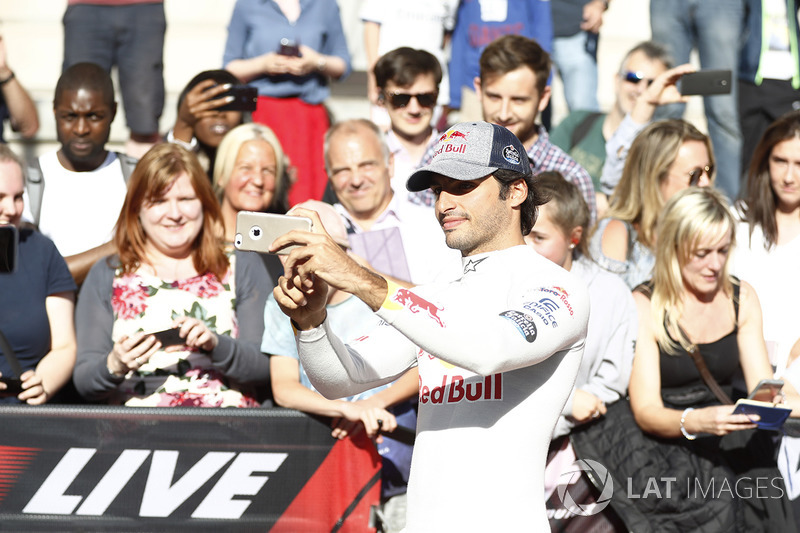 Carlos Sainz Jr., Scuderia Toro Rosso, mengambil gambar