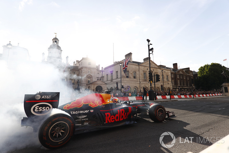 Daniel Ricciardo, Red Bull Racing, melakukan atraksi donut