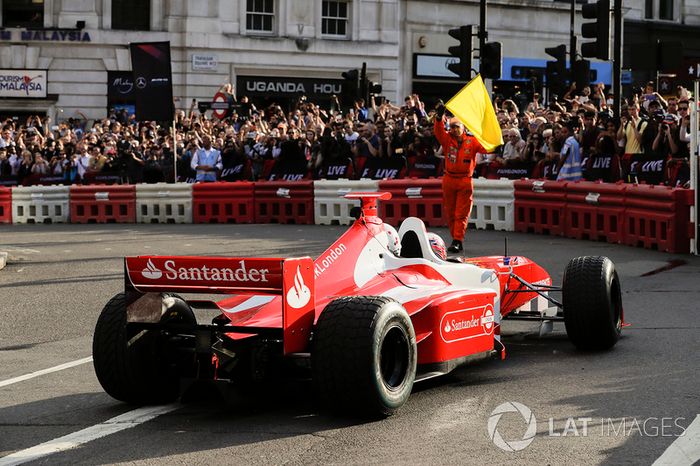 Jenson Button, McLaren, da un paseo a Naomi Campbell en un biplaza