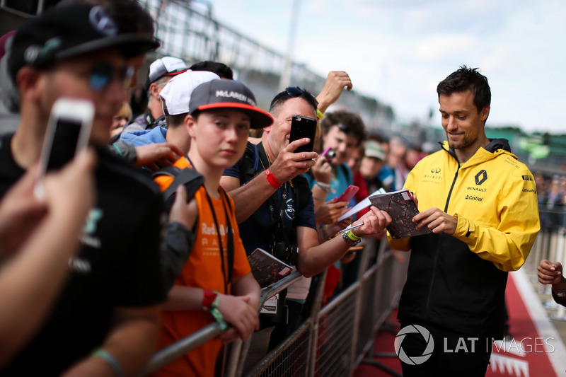 Jolyon Palmer, Renault Sport F1 Team signs autographs for the fans