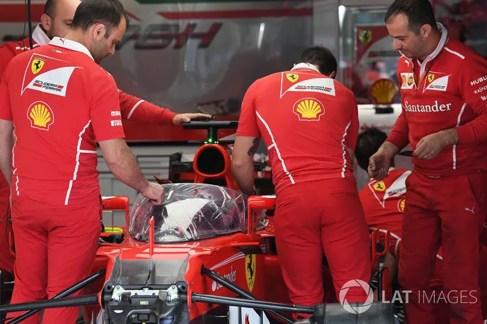 Ferrari SF70-H con el escudo de la cabina