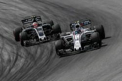Lance Stroll, Williams FW40 en Kevin Magnussen, Haas F1 Team VF-17