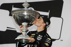 Чемпион IndyCar 2017 года Джозеф Ньюгарден празднует победу в чемпионате