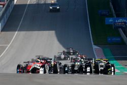 Acción de la salida: Callum Ilott, Prema Powerteam, Dallara F317 - Mercedes-Benz leads