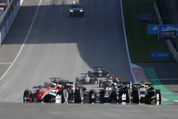 De start in beeld met, Callum Ilott, Prema Powerteam, Dallara F317 - Mercedes-Benz aan de leiding