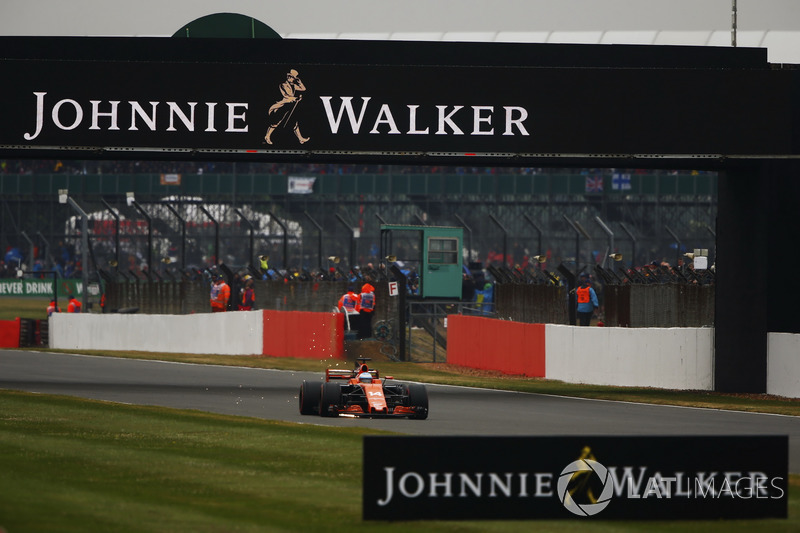 Fernando Alonso, McLaren MCL32, sacando chispas