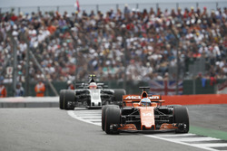 Fernando Alonso, McLaren MCL32, Kevin Magnussen, Haas F1 Team VF-17