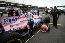 Владелец Sahara Force India F1 Виджей Малья рядом с автомобилем VJM10 Эстебана Окона