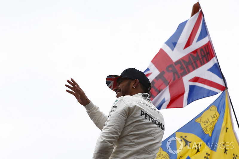 Ganador de la carrera Lewis Hamilton, Mercedes AMG F1, celebra con los fans