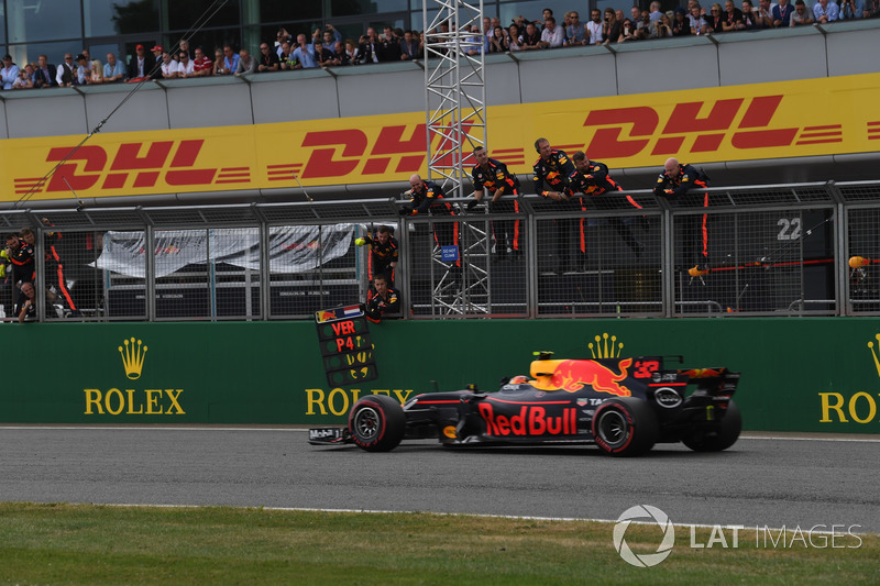 Max Verstappen, Red Bull Racing RB13 passeert de finish