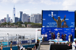 Podio: il vincitore della gara Sam Bird, DS Virgin Racing, il secondo classificato Jean-Eric Vergne,