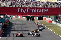 Romain Grosjean, Haas F1 Team VF-17 en Esteban Ocon, Sahara Force India VJM10 strijden om positie