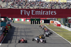 Romain Grosjean, Haas F1 Team VF-17 et Esteban Ocon, Sahara Force India VJM10 en lutte