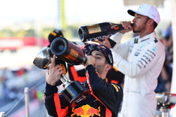 Daniel Ricciardo, Red Bull Racing e Lewis Hamilton, Mercedes AMG F1 festeggiano sul podio con lo cha