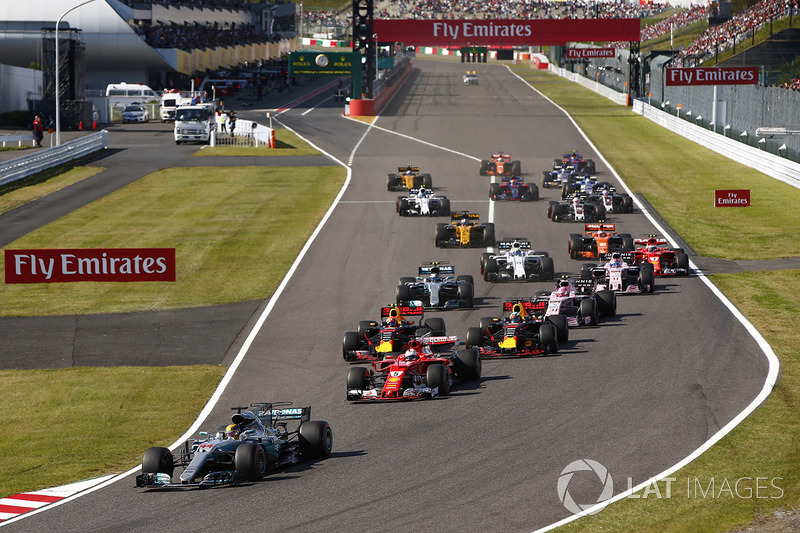 Lewis Hamilton, Mercedes AMG F1 W08, Sebastian Vettel, Ferrari SF70H, Max Verstappen, Red Bull Racing RB13, Daniel Ricciardo, Red Bull Racing RB13, Esteban Ocon, Sahara Force India F1 VJM10, Valtteri Bottas, Mercedes AMG F1 W08, the rest of the field at th