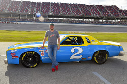 Dale Earnhardt Jr. mit dem Chevrolet Monte Carlo von Dale Earnhardt aus dessen Rookie-Saison 1979