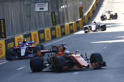 Fernando Alonso, McLaren MCL32, ve Carlos Sainz Jr., Scuderia Toro Rosso STR12