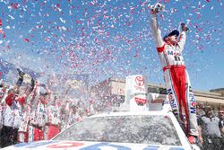 Race winner Kevin Harvick, Stewart-Haas Racing Ford