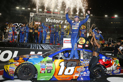 Race winner Kyle Busch, Joe Gibbs Racing Toyota